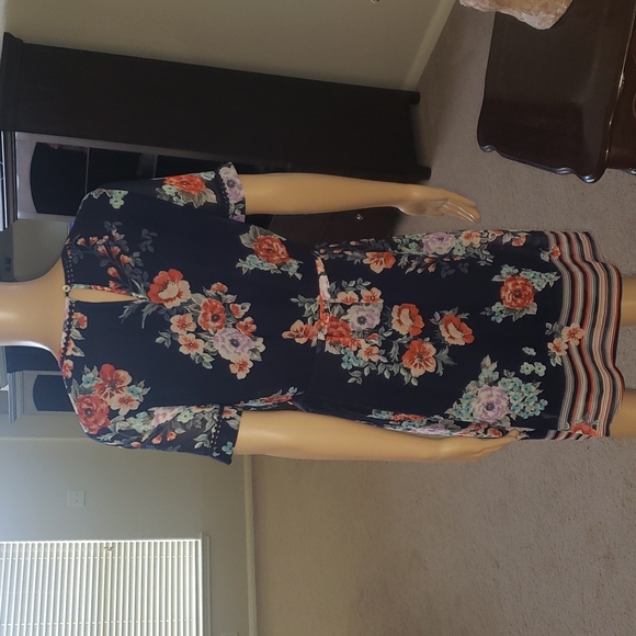 Signature Studio s artsy floral display laser cutout arms and scoop hems - Picture 4 of 9